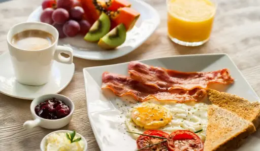 [Ligero y elegante, compuesto por café, té o chocolate caliente, pan tostado, croissants, mermelada y jugo de frutas. En algunos lugares se complementa con yogur y cereales.] DESAYUNO CONTINENTAL