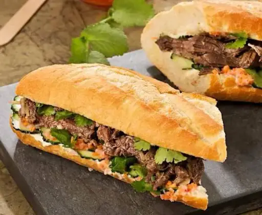 [Un bocadillo de carne de res es una opción sabrosa y reconfortante que combina pan crujiente —como baguette o bollo artesanal— con carne de res jugosa, ya sea asada, deshebrada o a la plancha. Se suele acompañar con ingredientes como queso derretido, cebolla caramelizada, pimientos, lechuga o salsas especiales, creando una mezcla de texturas y sabores intensos. Es ideal como comida rápida, almuerzo completo o antojo gourmet. 🥖🥩🧀] CARNE DE RES