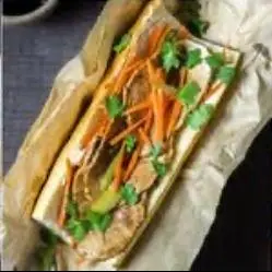 [La pechuga empanizada es un clásico reconfortante de la cocina casera. Consiste en filetes de pechuga de pollo sazonados, cubiertos con una capa crujiente de pan molido tras pasar por harina y huevo batido. Al freírse, adquieren un dorado irresistible por fuera y una textura jugosa por dentro. Es una opción versátil que puede servirse con arroz, ensalada, papas o incluso en sándwiches.] PECHUGA EMPANIZADA