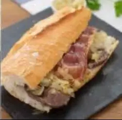 [Un bocadillo de tocino es una delicia crujiente y sabrosa que combina pan fresco —como baguette, bollo artesanal o pan rústico— con tiras de tocino doradas a la perfección. El contraste entre el pan suave y el tocino crujiente crea una experiencia irresistible, que puede elevarse aún más con ingredientes como queso fundido, huevo, aguacate o una pizca de miel para un toque dulce salado.] TOCINO