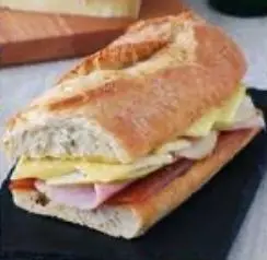 [Un bocadillo de carnes frías es una opción clásica, versátil y deliciosa que combina pan fresco —como baguette, chapata o pan de centeno— con una selección de embutidos como jamón, salami, mortadela, chorizo o roast beef. A menudo se acompaña con queso, lechuga, tomate, pepinillos y algún aderezo como mayonesa, mostaza o pesto, creando un equilibrio perfecto entre sabor, textura y frescura.] CARNES FRIAS