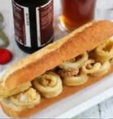 [Un bocadillo de pollo frito es una explosión de sabor y textura en cada bocado. Se prepara con pan crujiente —como baguette, chapata o bollo artesanal— y se rellena con jugosas piezas de pollo empanizado y frito hasta lograr un dorado perfecto. El contraste entre el exterior crujiente del pollo y su interior tierno lo convierte en una opción irresistible.] POLLO FRITO